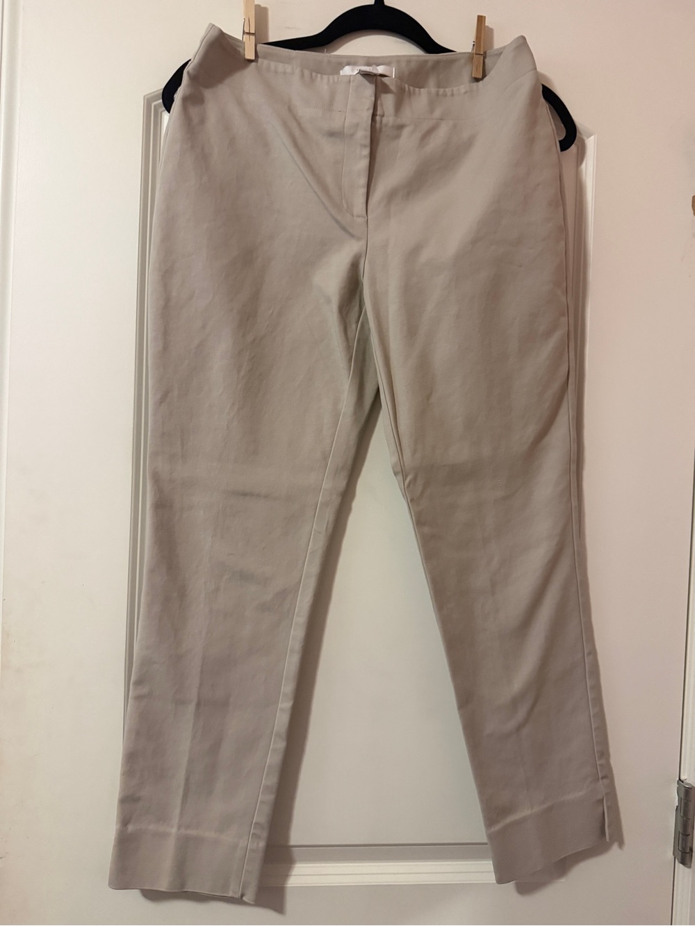 Chico’s So Slimming Juliet Slim Leg Slack Chico’s size 0 standard size 4.